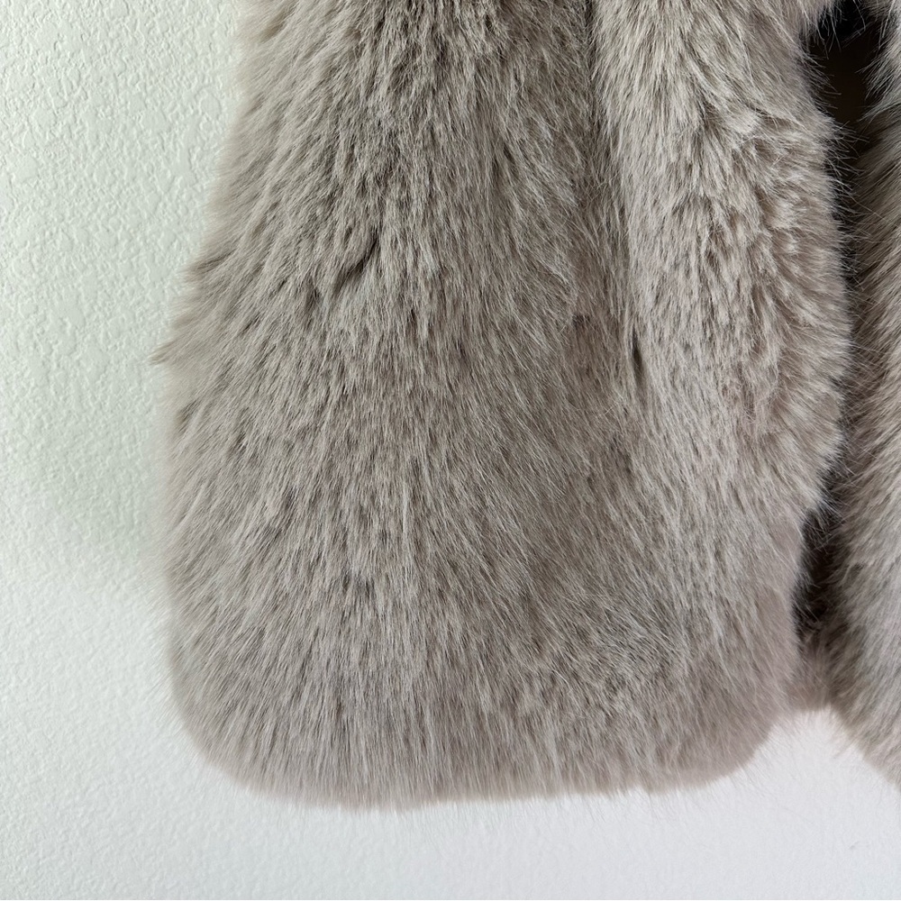 ALO YOGA Opulent Faux Fur Cropped Vest in Oat Beige SZ M - Picture 4 of 8